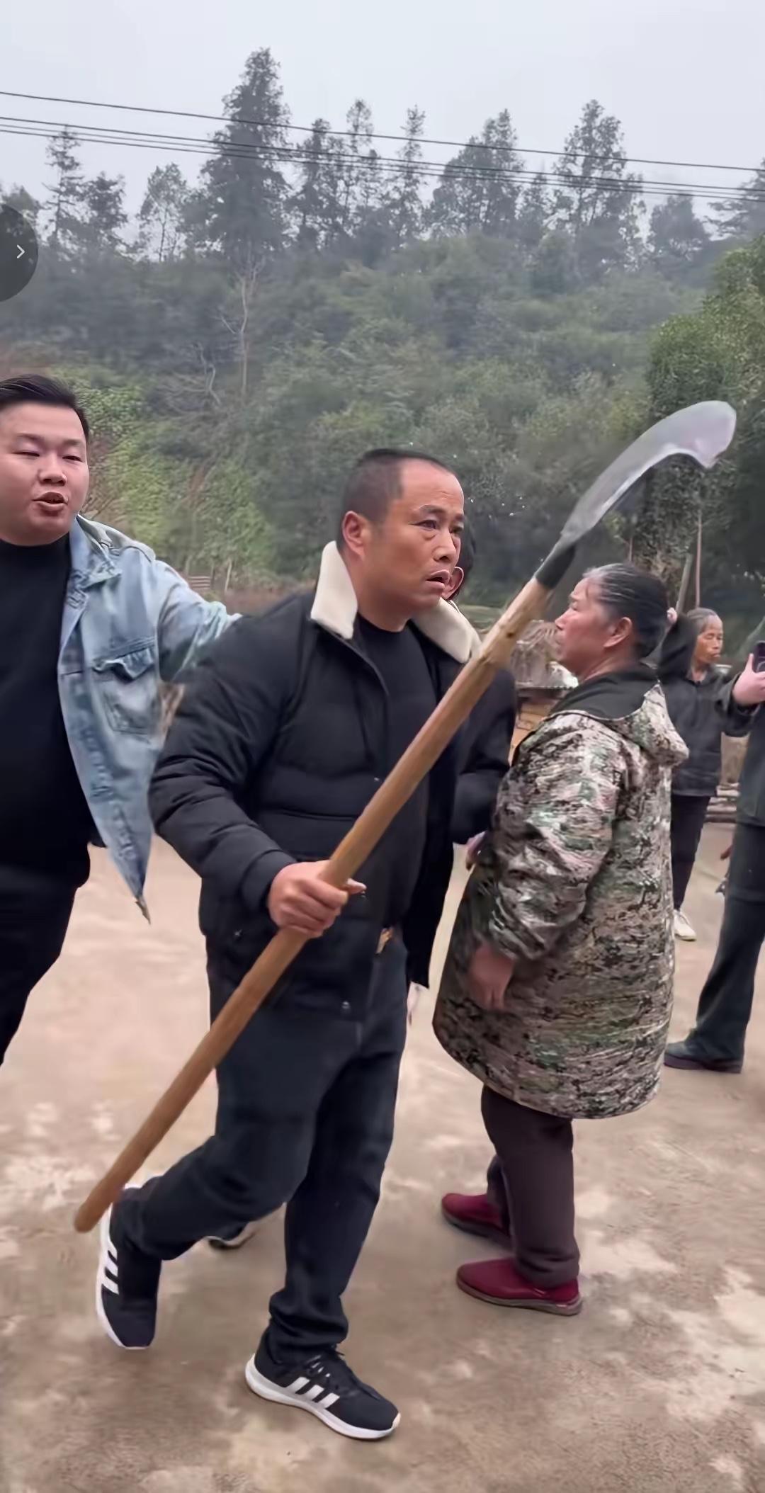 人民群众里面有坏人啊，我们也是头一次见到活土匪了。1月17日，几个精神小伙跑到