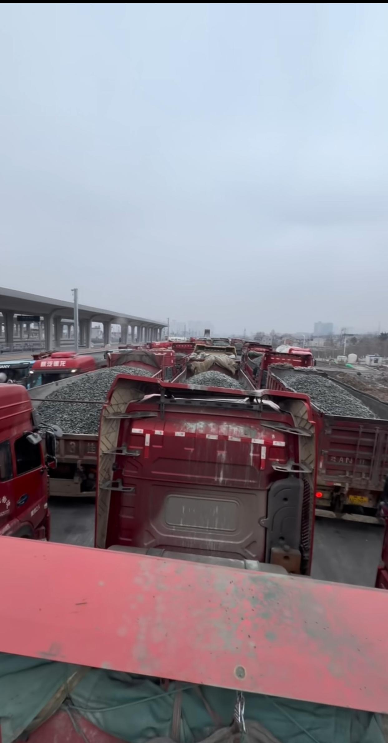 西渝高铁安康高铁站建设现场热火朝天，和时间赛跑，只为高铁早日开通运行。现场拉材料