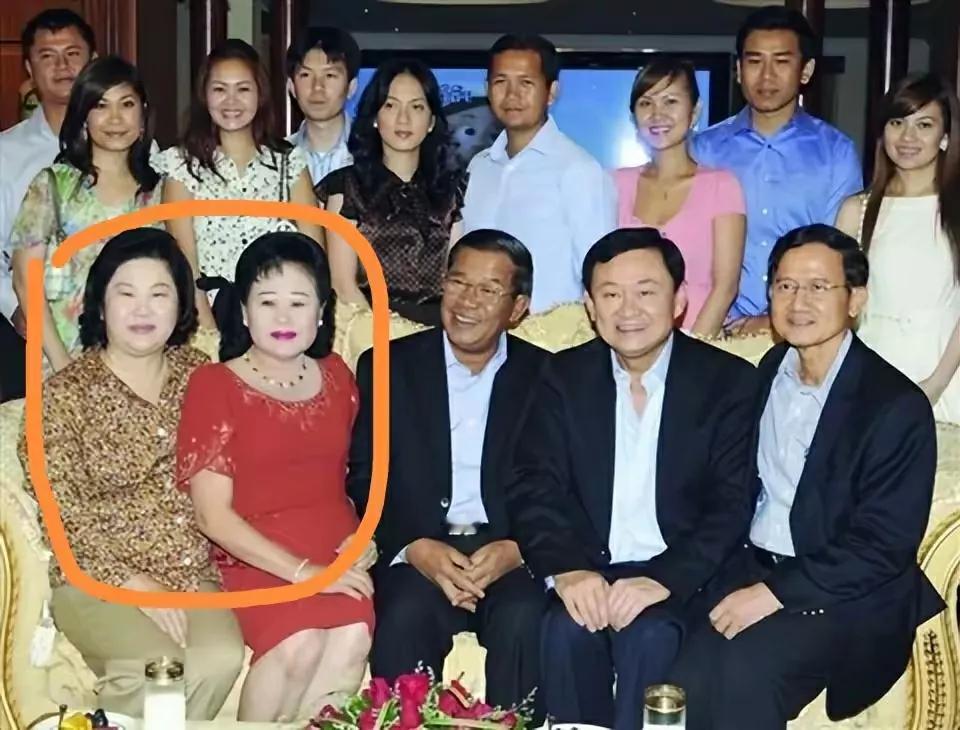 看看他信跟洪森全家的合照。注意洪森太太右边这个女人，她到底是谁？应该是洪森的妹妹
