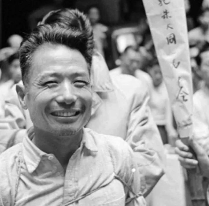 1949年，大汉奸朱大同被押赴刑场，枪声响起，他脸上却带着一丝平静的微笑。而这一