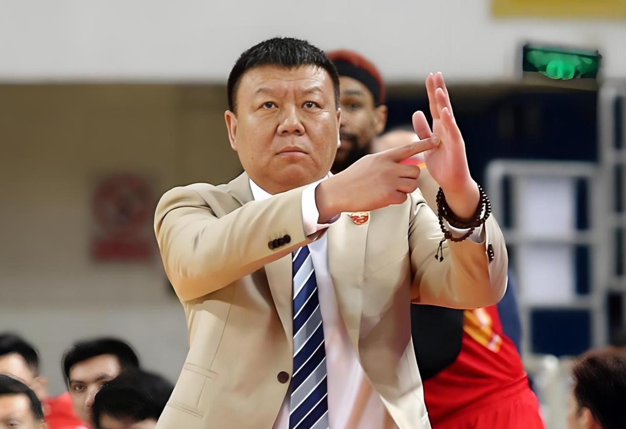 虎父无犬子，男篮教练的21岁孩子，轰5记三分+砍32分！CBA焦点比赛，深圳队