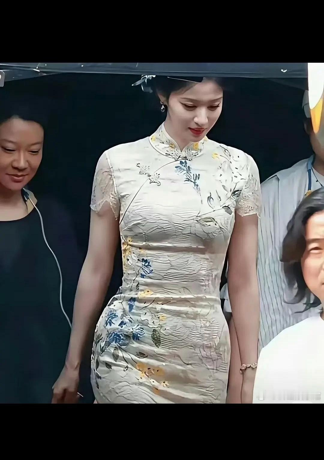 个子很高，腰线很长，衣服选不好容易翻车！感觉她就适合穿旗袍！尤其最后一张剧照