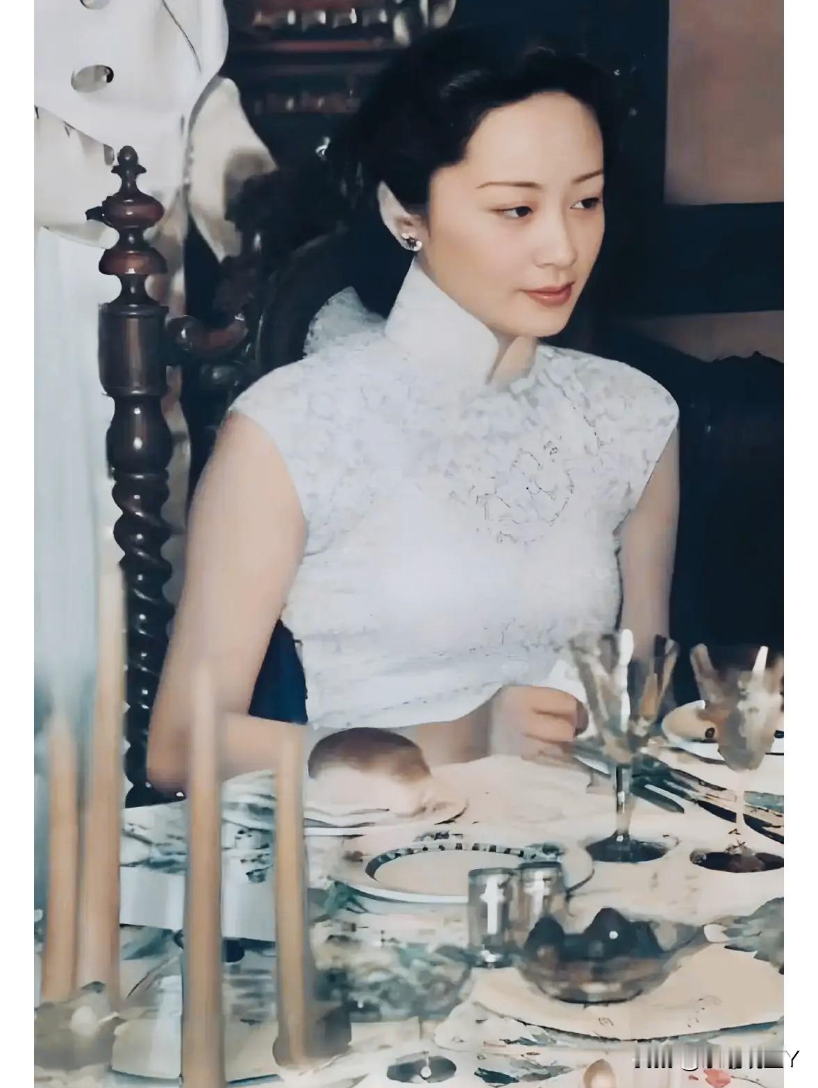 一张老照片，拍摄于1942年的纽约长岛别墅内，大家瞧瞧在餐桌上用餐的这位美貌女子