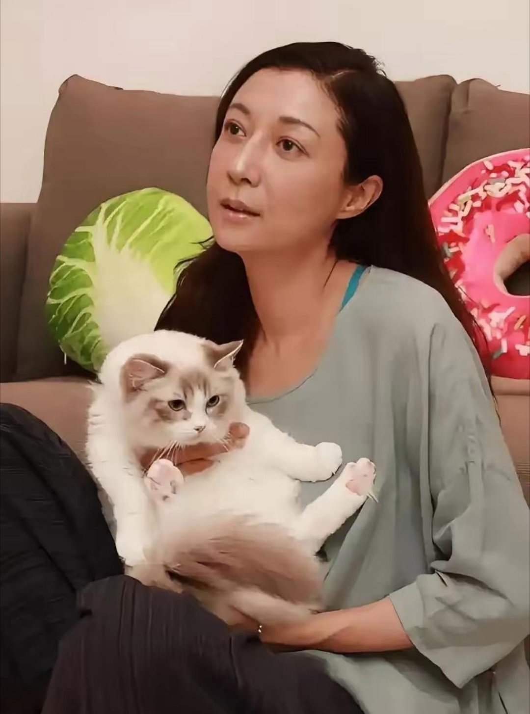 吴绮莉为什么出来撕成龙？无非就3个原因：自己的亲女儿吴卓林，现在比成龙的亲儿子有