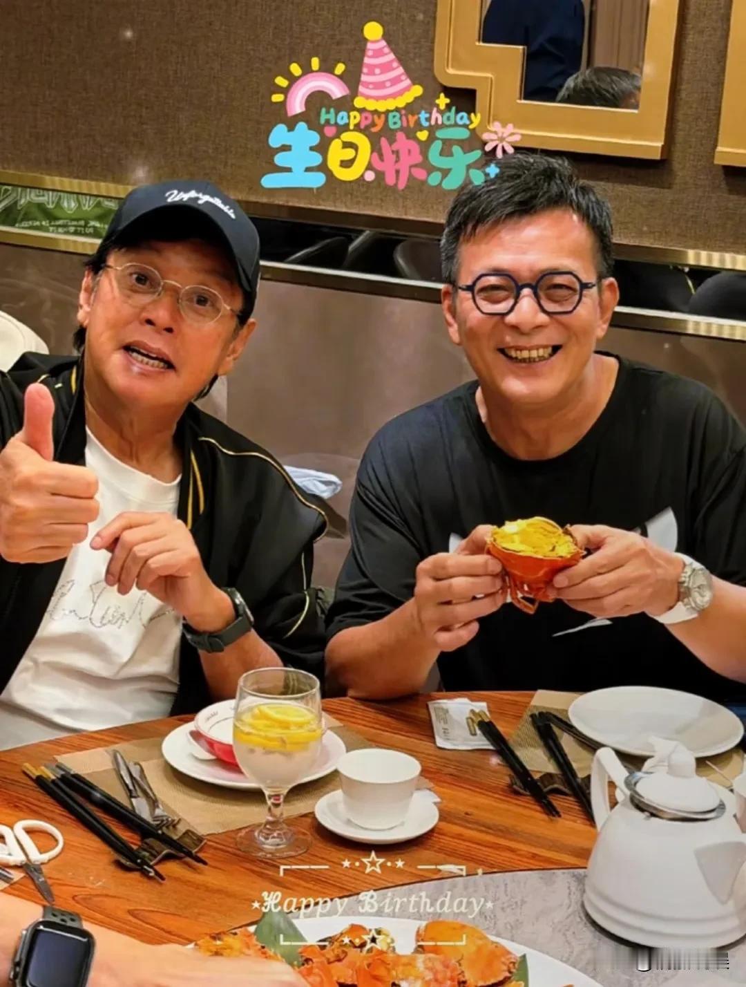黄日华庆祝65岁生日，好友谭咏麟惊喜现身，“靖哥哥”风采依旧呀！[呲牙笑]港星保