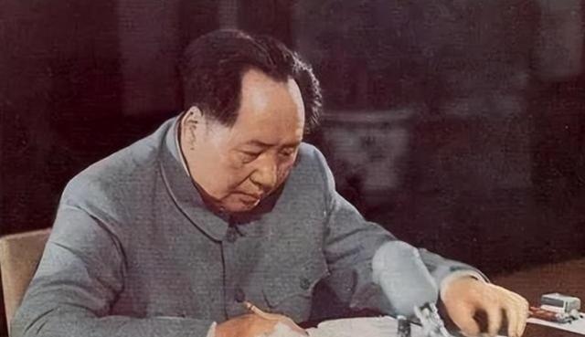 1951年，陈锡联请毛主席给炮校题词，主席：炮是火字旁还是石字旁？没人敢答，陈锡
