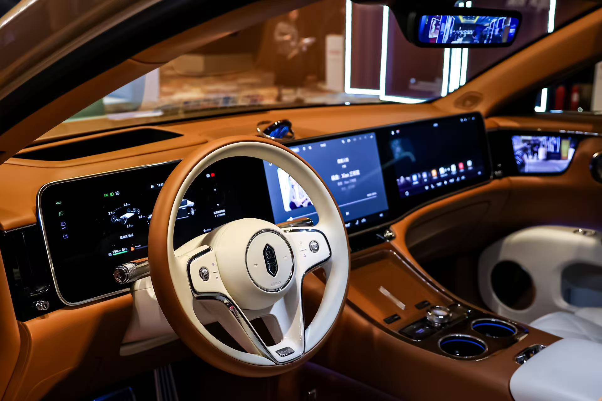 尊界S800国产高端太争气了，尊界S800在《中国企业家》年会上的表现，直接让我