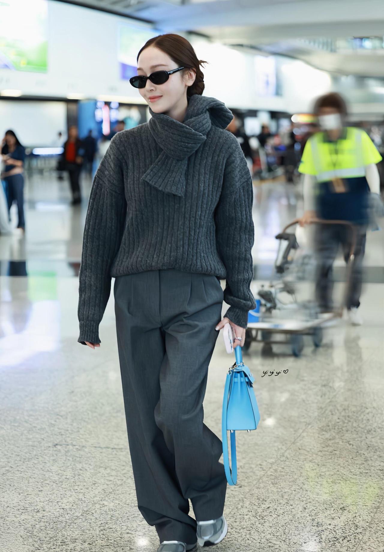 驼色大衣配米白毛衣，有人把“老钱风”穿得像在跟世界道歉，郑秀妍穿得像冬日的第二缕