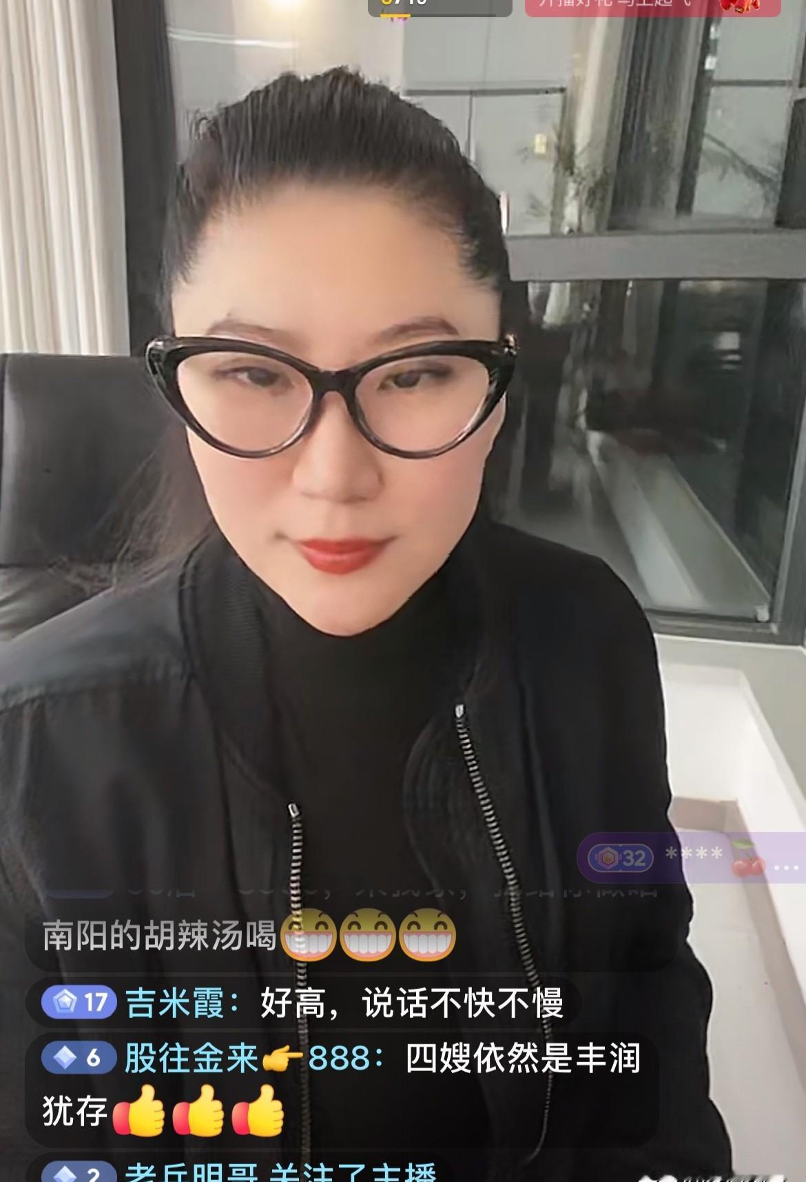 别再盯着谢贤给CoCo的“分手费”了，那点钱，撑不起一个女人后半生的体面。嘴上