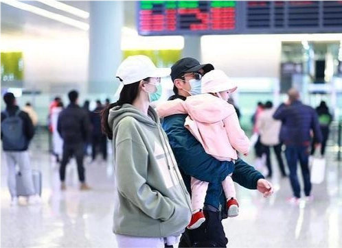 郑恺苗苗机场情侣鞋秀恩爱，女儿可爱萌脸​​​