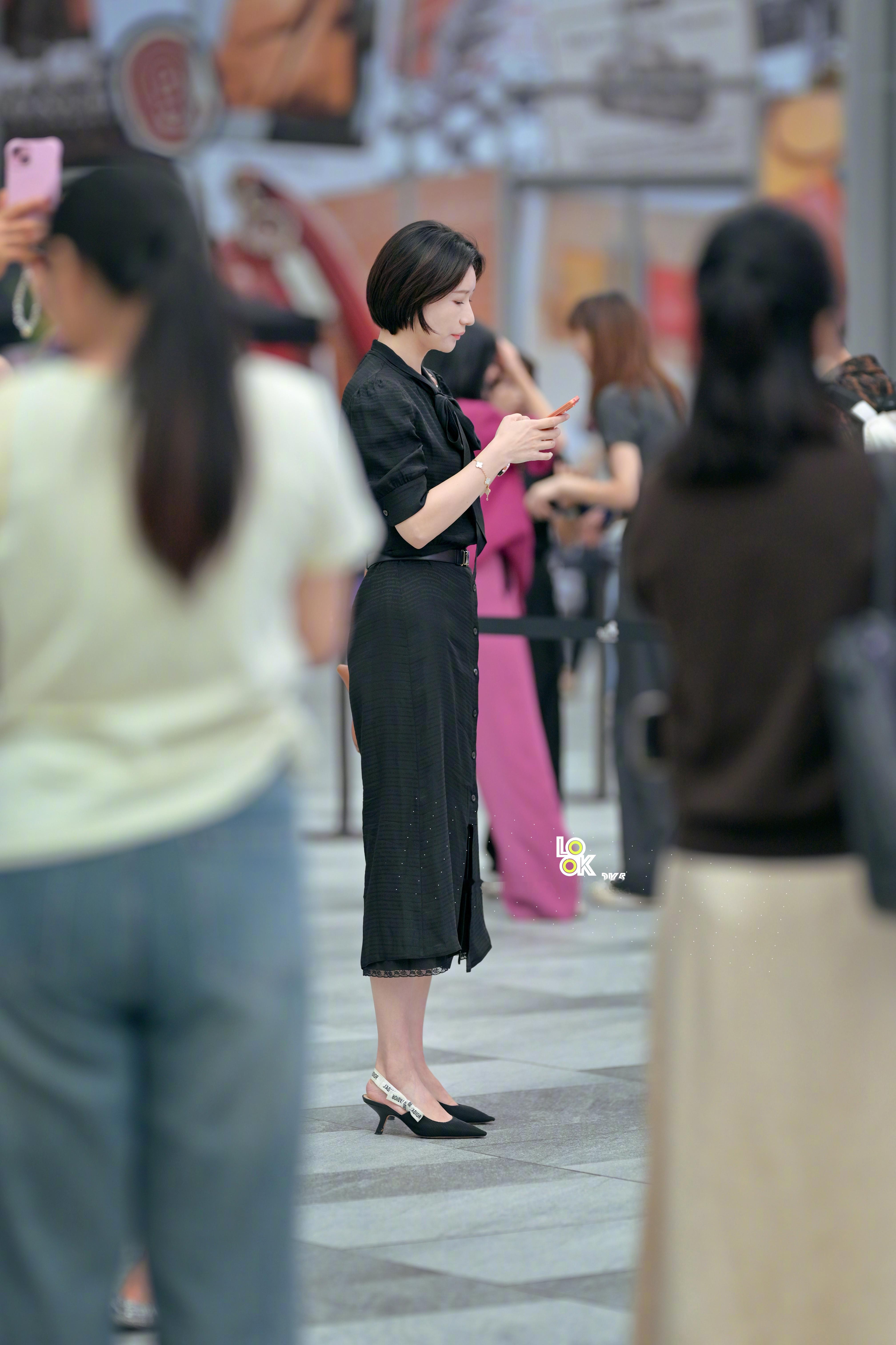 这是我第一次在街上拍到拿17的小姐姐​​​