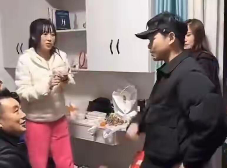 呆呆这波火得真是有点玄乎。直播间礼物刷得跟下雨似的，好多人看不懂，但架不住人家就