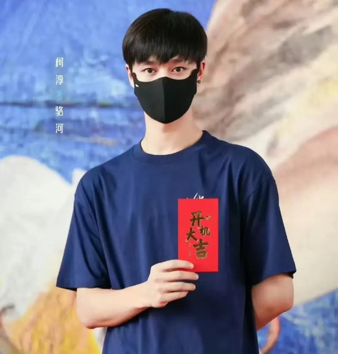 柯淳，算是如愿以偿了，内娱这碗饭也是吃上了。近日，好久没拍剧的柯淳，终于新戏