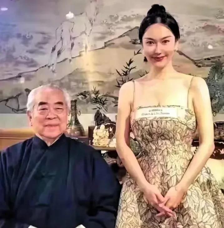 如果是真的话，这么多字画和古董要搬出，也是不小的工程，而且这么大年纪的老人了，一