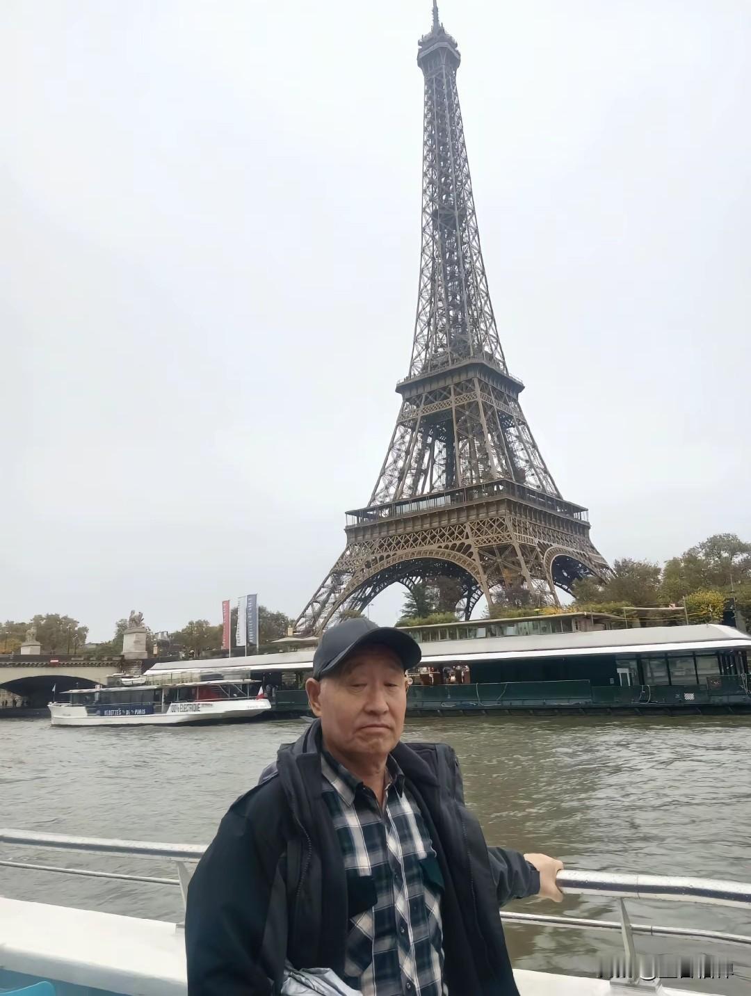 河南一大爷去法国巴黎旅游，用自己的手机拍出了纯素颜巴黎照片火了，1.2万粉丝的他