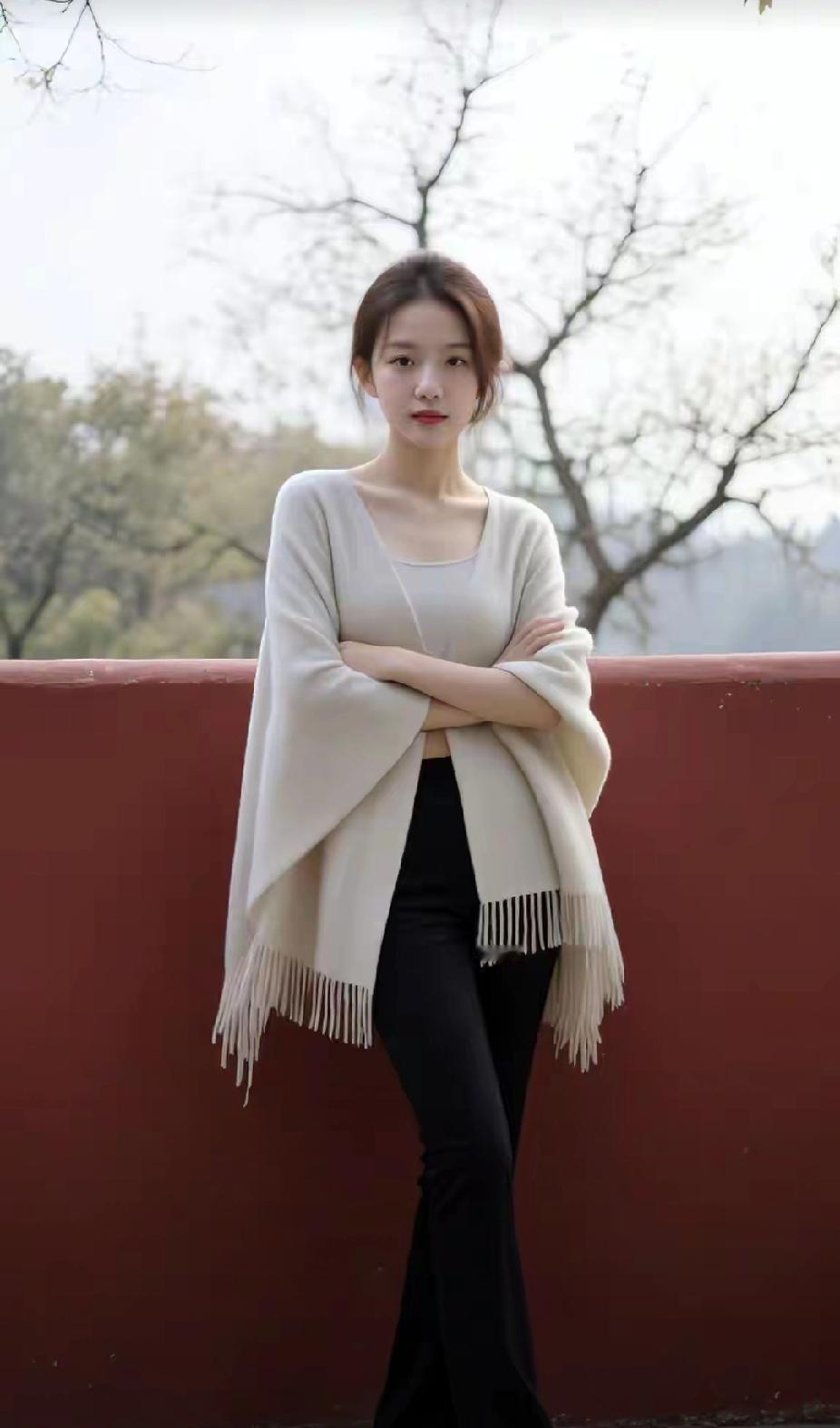 冬日暖阳下，优雅少女倚栏杆，静享时光。如何穿搭才能展现气质和高贵?