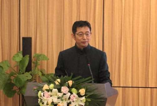 “火葬必须取消！恢复土葬！”北大哲学系教授吴飞曾呼吁再次恢复土葬，他认为火葬会把