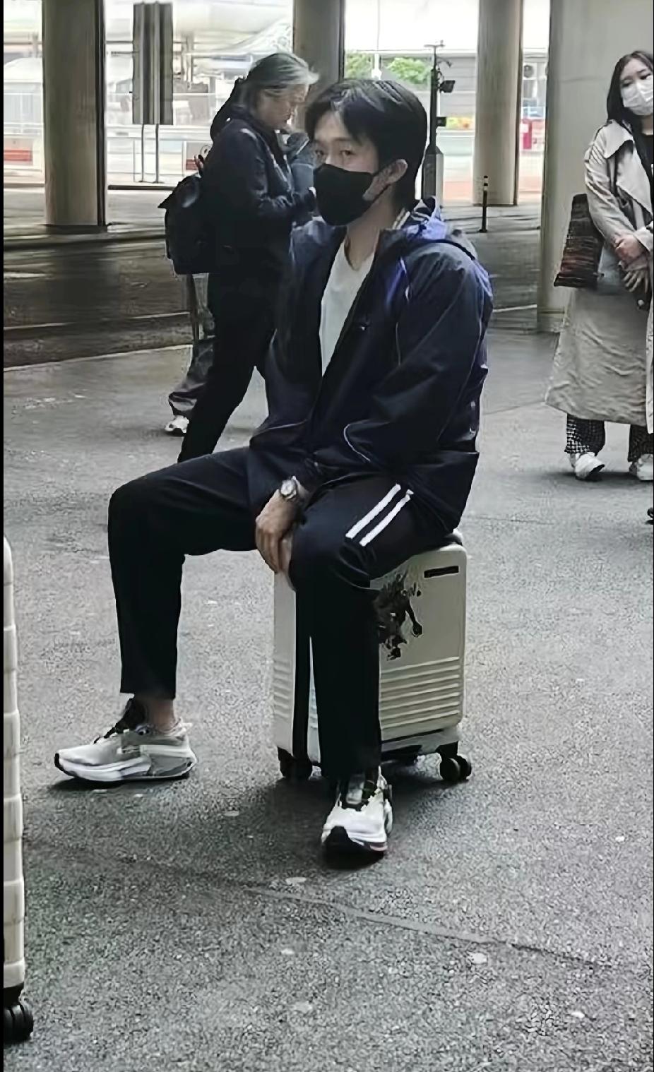 飞了那么久，肯定累啊！能坐会儿就坐会儿吧有网友说楚钦穿得这么朴素都不适应了