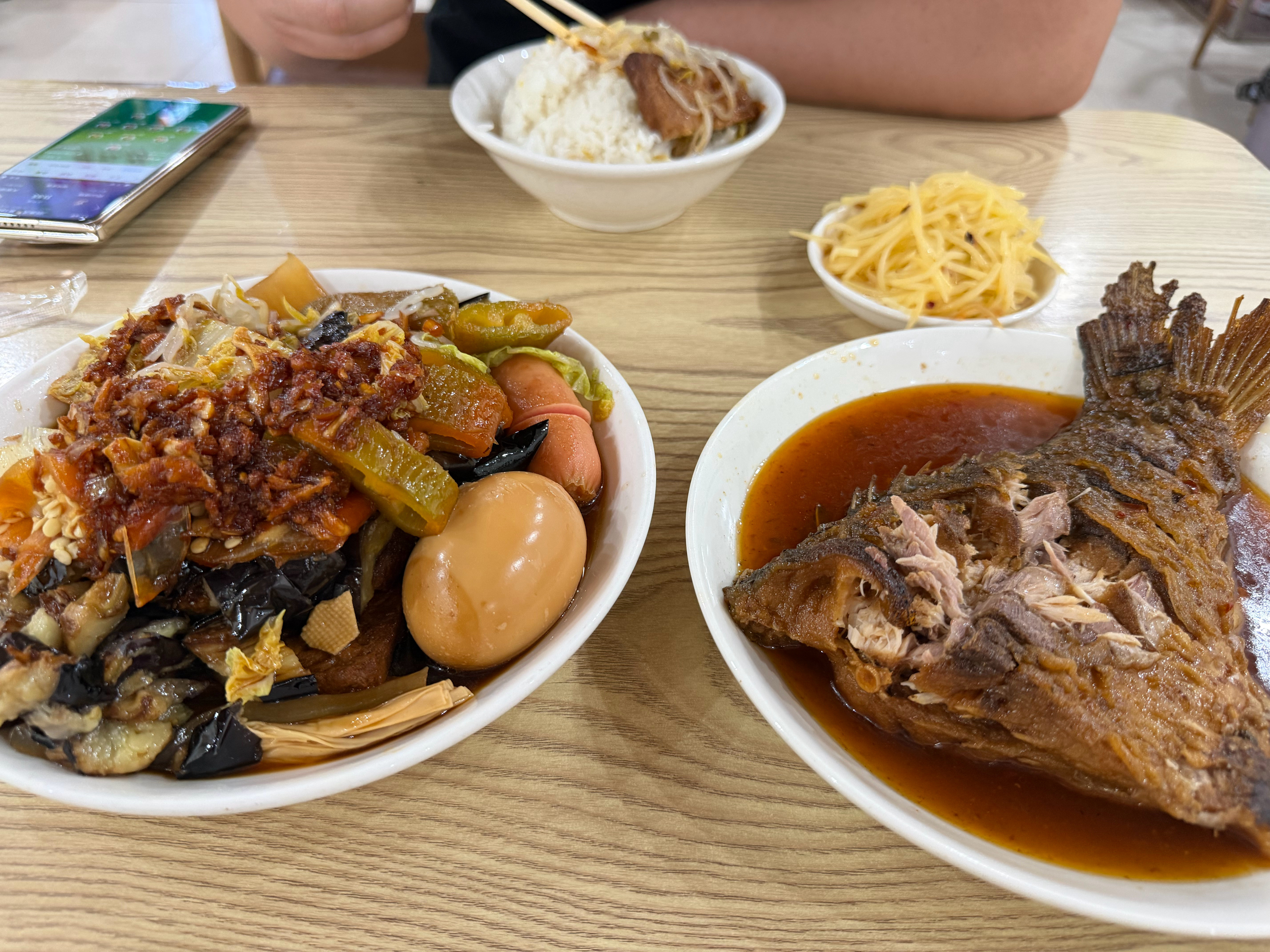两个人30块甏肉干饭，是不是夯爆了。