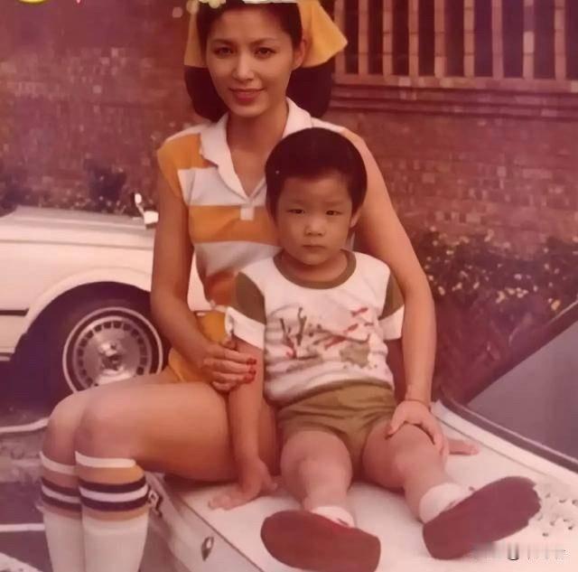 1982年，4岁的蒋万安和母亲的合影，看他的眼睛，像极了蒋介石。这张照片拍摄