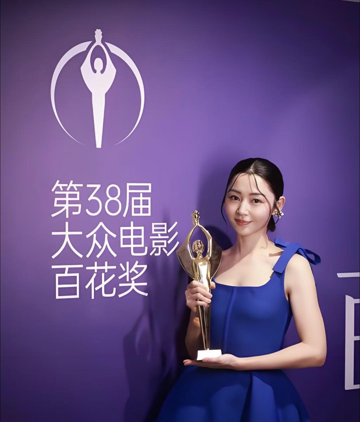 卫诗雅装过头了！就我觉得她得奖后的表现有些装吗？所有人都在称赞她