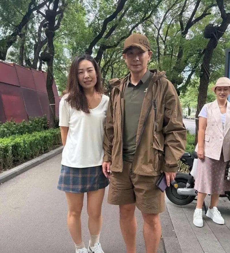 赵文卓与美女合影，身后的“牛小玲”有点尴尬啊！其实一直觉得赵文卓跟张丹露结婚