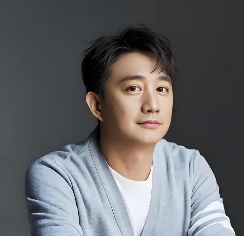 黄磊后来回忆说：当年蒋勤勤刚踏入大学校园的第一天，整个学校就炸开了锅。我二话不