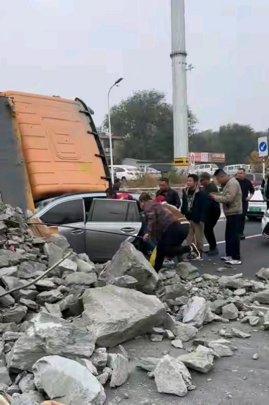 山东烟台渣土车侧翻压扁轿车，有人说那个红色宝马车里的车主完全可以逃生。根本不是这