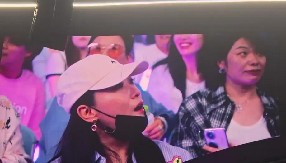 岳云鹏演唱会第二场，到场的明星有，谭晶，姜妍，央视主持人，小尼，杨帆。德云社的