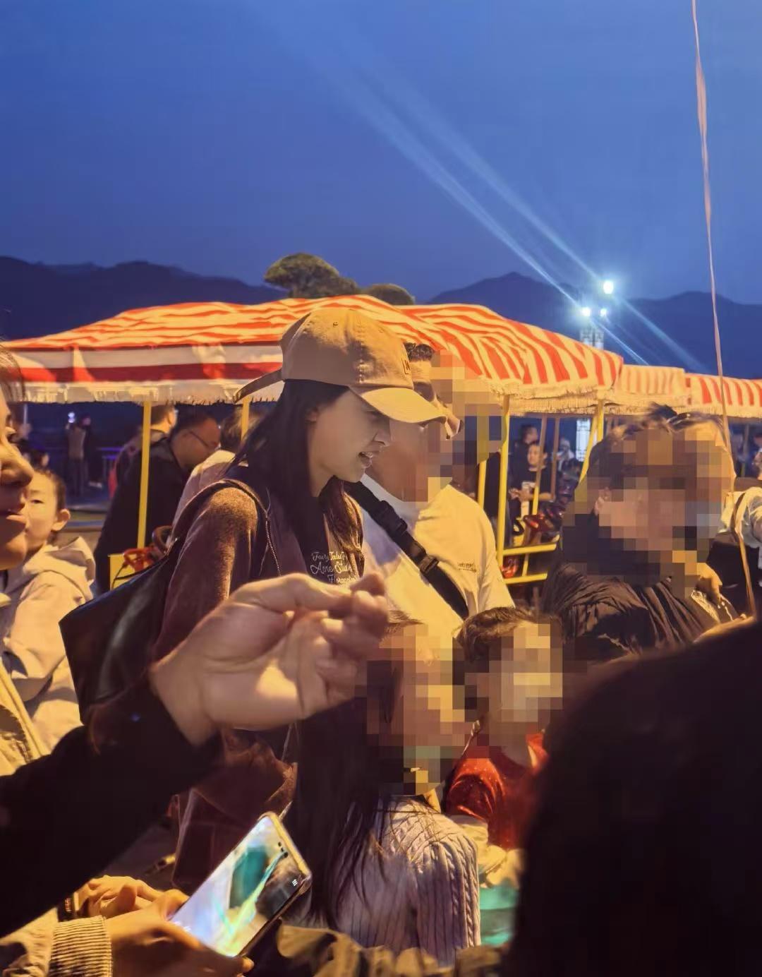 孙怡带女儿回老家过国庆被偶遇！真实容貌真的差距好大啊！孙怡带女儿回老家，她没有