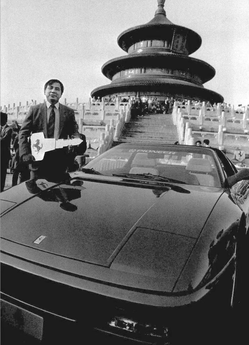 1993年5月8日，北京天坛祈年殿前，大富豪李晓华正在展示他购买的法拉利车。