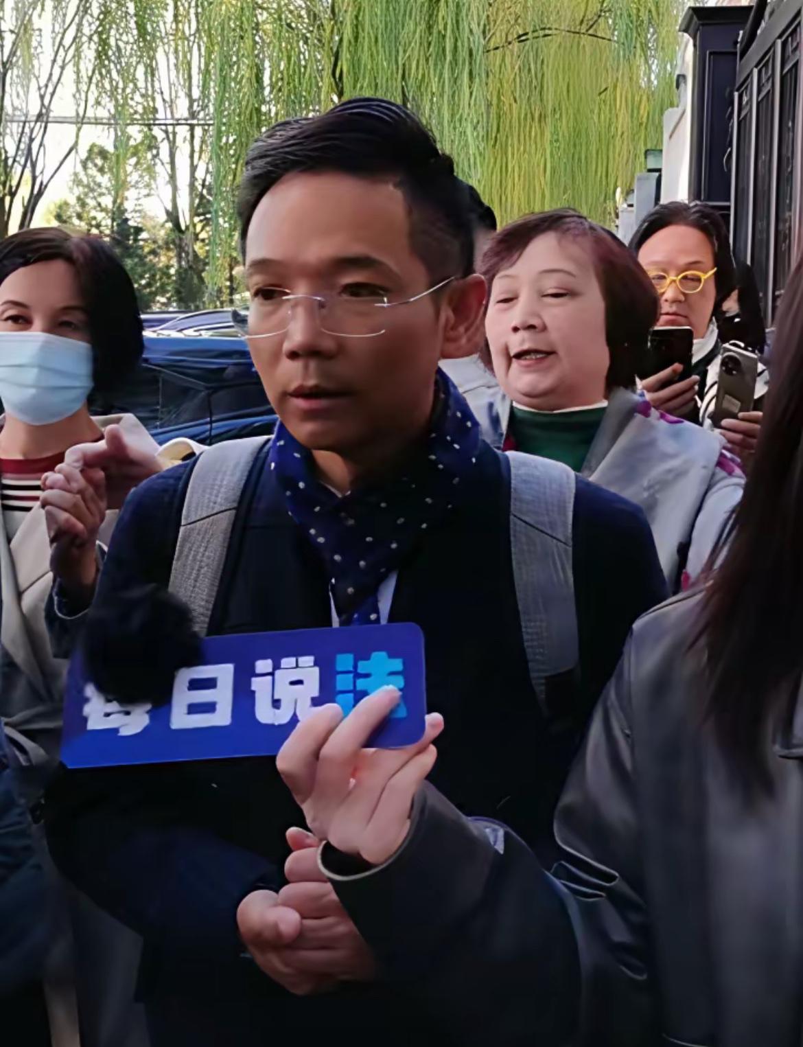 王某晶撤诉这事不简单。她撤诉的最大原因。不是因为害怕了！有可能是被人坑了