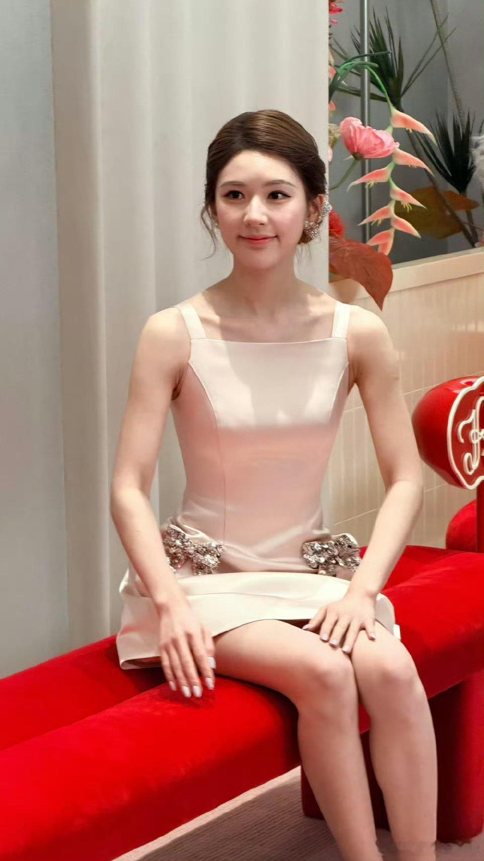 太美了赵露思盘发皮草好优雅好漂亮哦