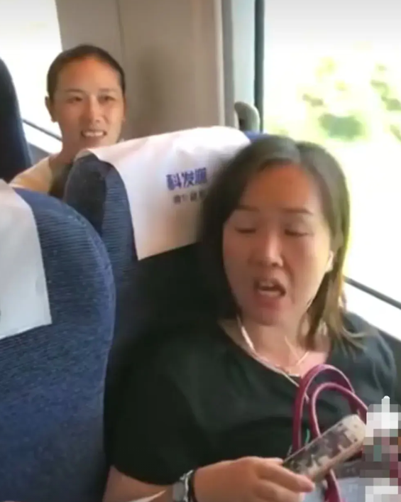 过道的票，非要坐窗口，还死乞白赖不起来，惹得后面的大姐看笑话。高铁上，一位白领