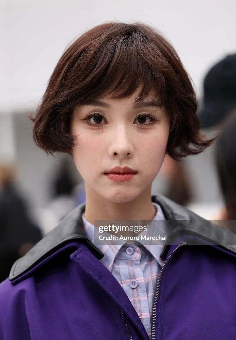 陈都灵这发型认真的吗？之前那个短发就很合适​​​