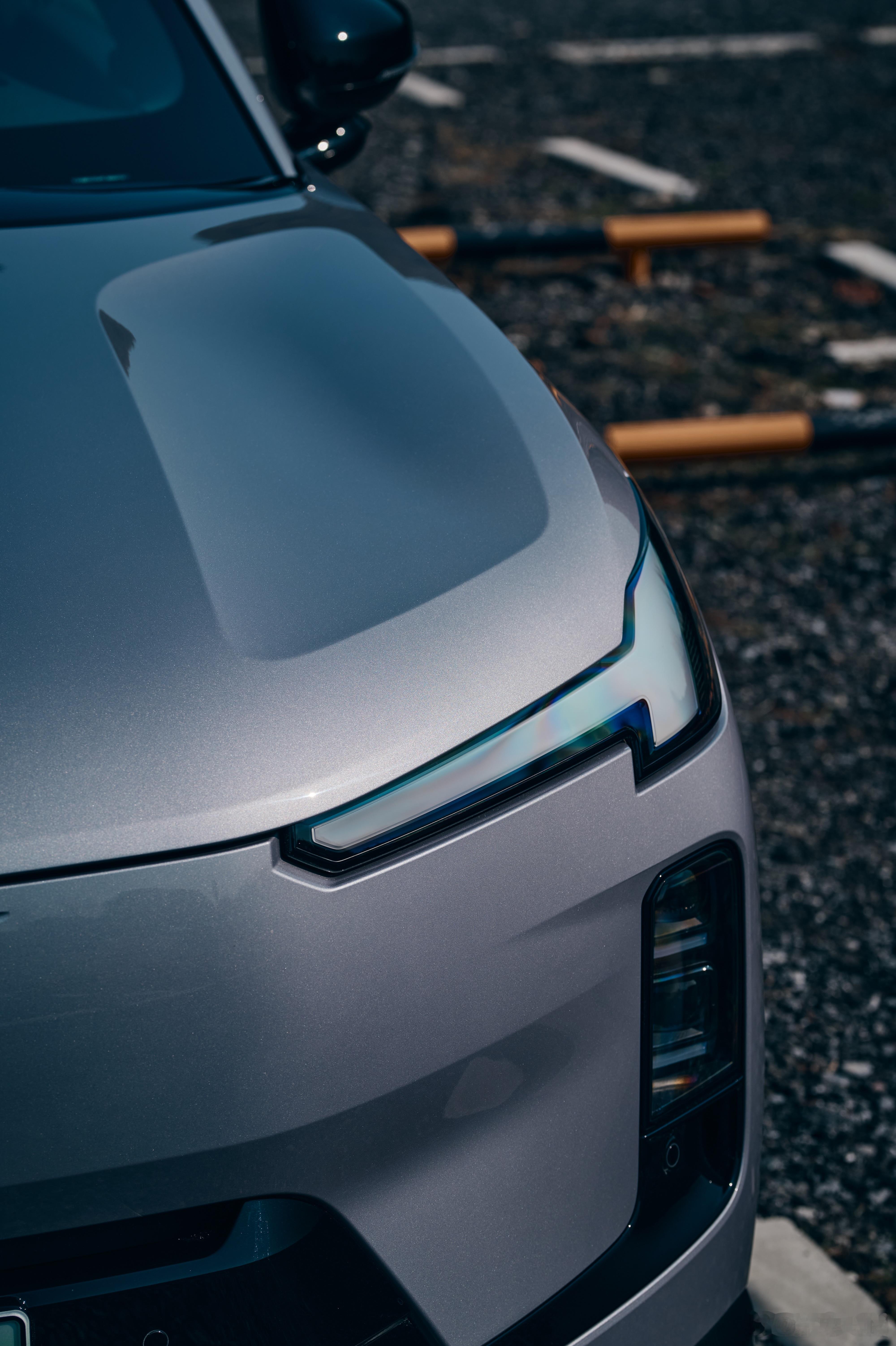 这周在上海冬日开了下沃尔沃XC70，霞光灰不愧是唯一需要选配的颜色，阳光下珠光效