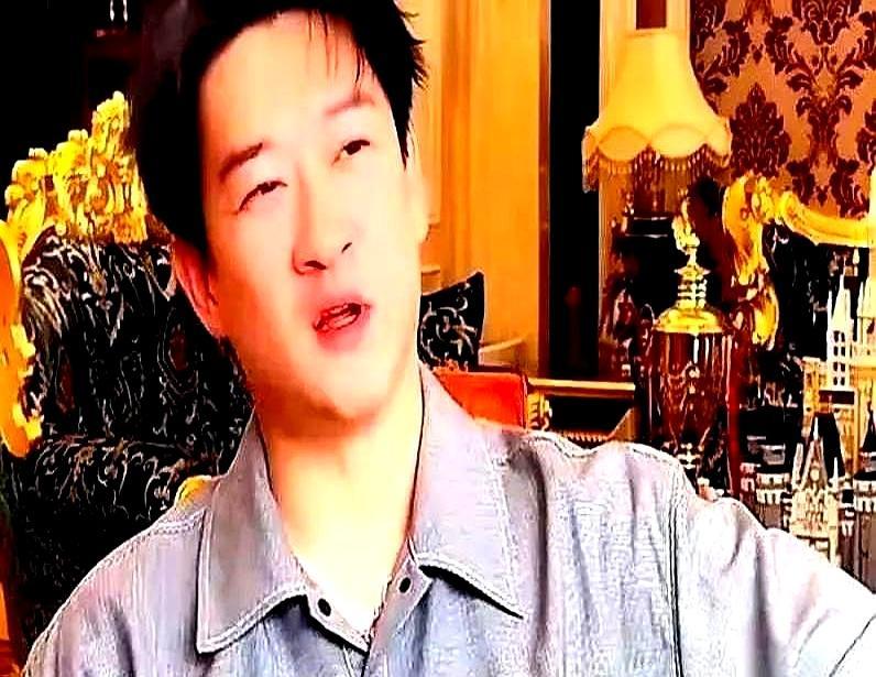 张鹤擎刚提进德云社被曹云金删微信，曹云金直播直接喊他出来拍视频。张鹤擎是郭