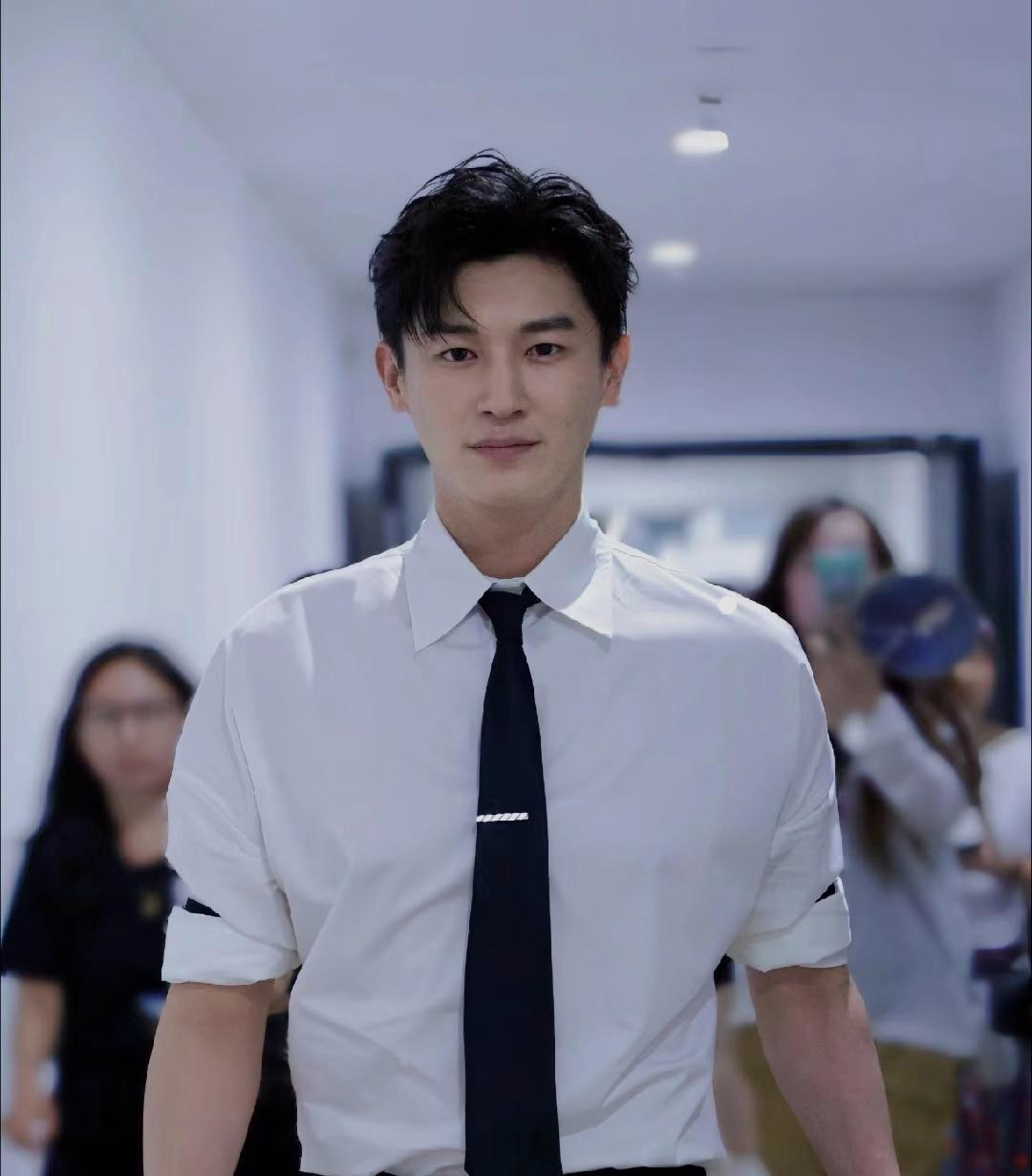 男演员身材管理有多重要？看《唐诡3》里48岁杨志刚和31岁杨旭文同框便知。杨志刚