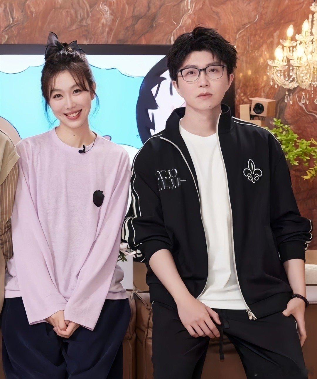 姜妍和毛不易合唱比上春晚还紧张姜妍手搓和毛不易演出的裙子《人间小满》的舞台背后，