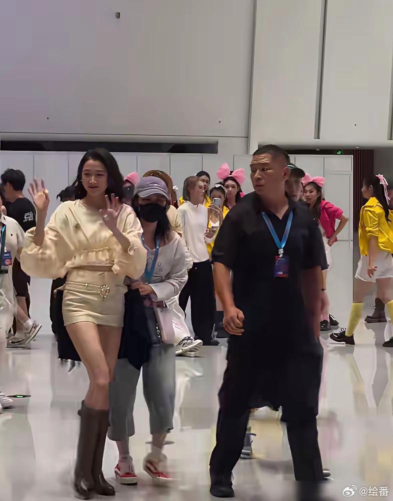 关晓彤的裙子短到俩人举着黑布跟屁股后面挡吗？会不会太危险了？​​​