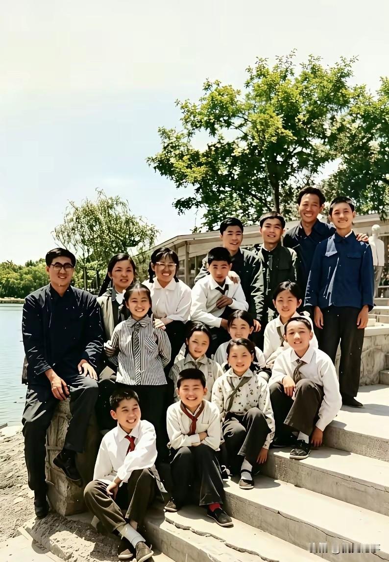 70年代，是刘欢和小学老师、同学们春游时拍下的照片。镜头下，年少的刘欢十分显眼。