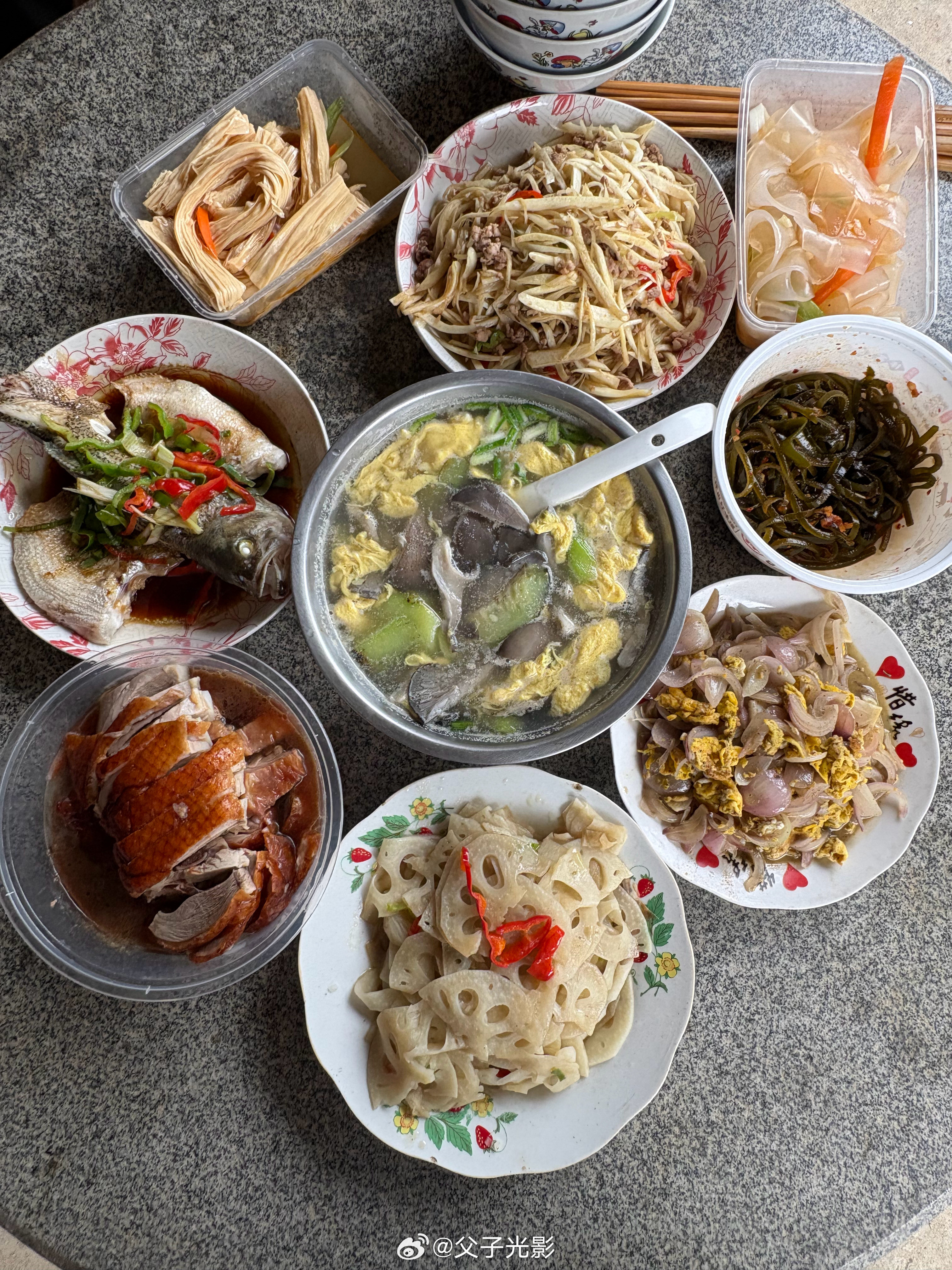 中午给老爸送药。碰巧阿姨来看外婆，于是到我家吃午饭。老婆做饭，蒸鲈鱼...