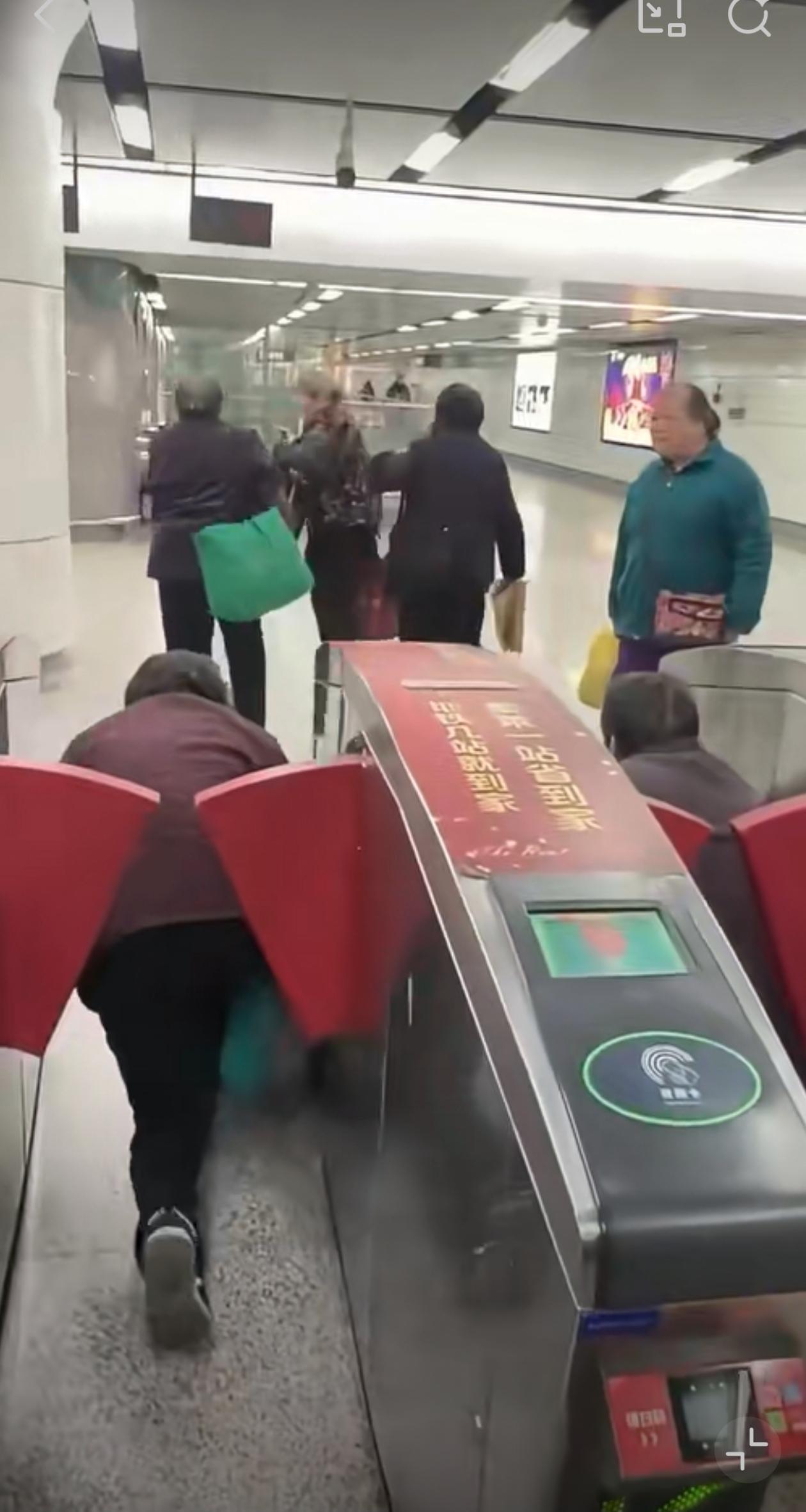 这是哪座城市的地铁，怎么没有设立专门的老人通道，这对老人也太不友好了吧？