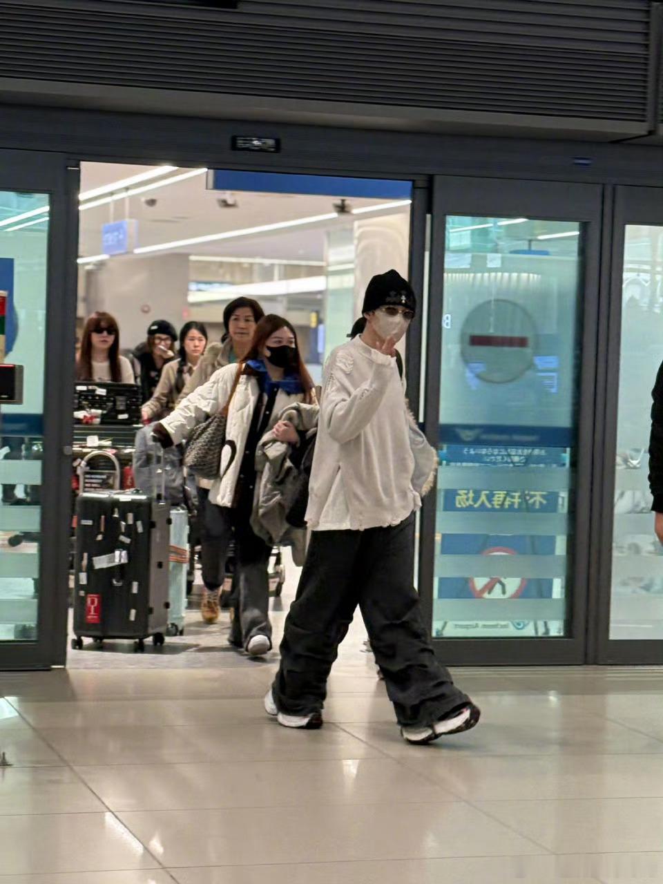 差点问檀健次要联系方式了檀健次韩国之行太吸睛！吃烤肉被偶遇，水灵灵的模样像男大