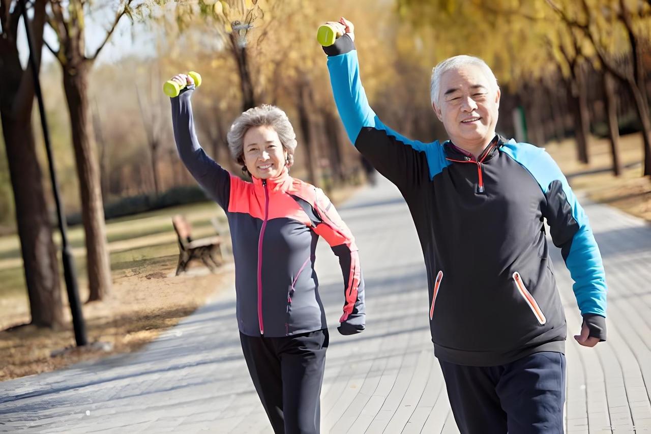 65岁老人锻炼，慢跑和散步各有千秋。散步是低强度有氧运动，对关节冲击小。像82