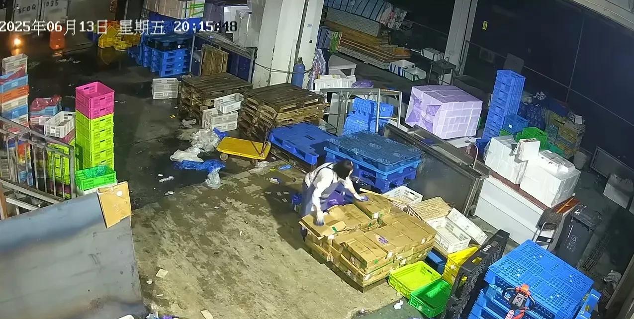 惊出一身冷汗！6月13日晚上8点多，浙江杭州正易上塘春苑，一女子正专心整理货物，