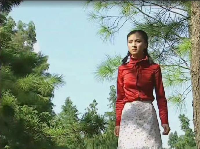 终于明白，原来碎花衣服的搭配秘诀是纯色衣服。​​​​