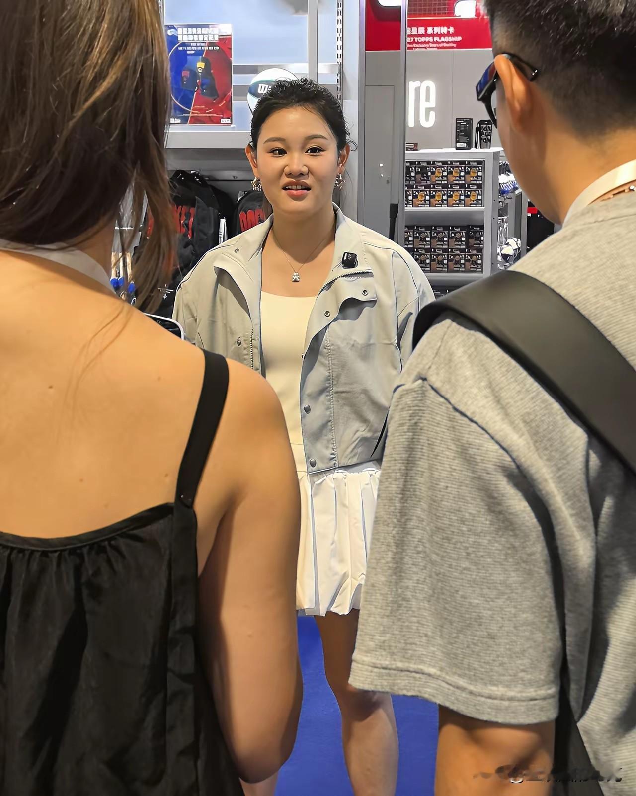 张家齐曾经自曝身高是156cm，体重100多斤，然后有不少网友调侃她发福成小胖子，甚至还有更难听的“