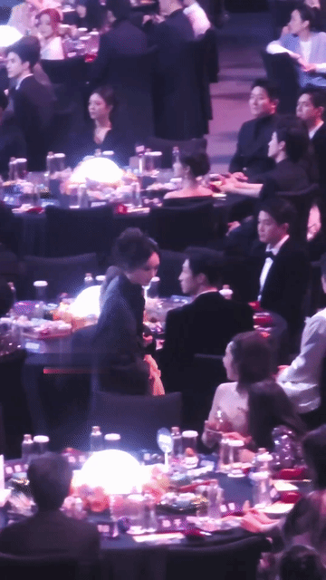 杨幂和魏大勋都这么陌生这么淡漠了吗？杨幂到魏大勋这桌和小酒窝合影，近在咫尺的魏大