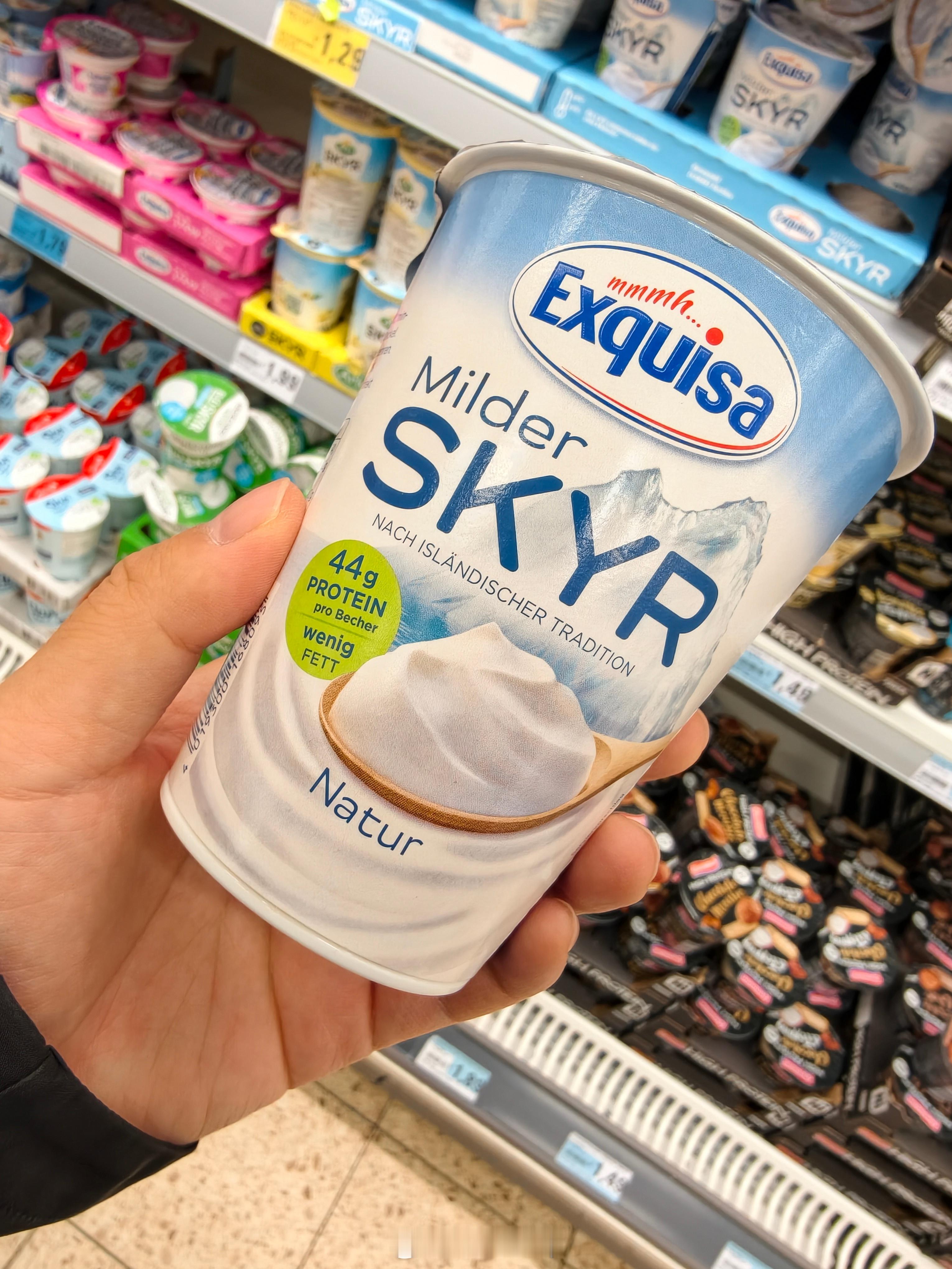 来感受一下德国慕尼黑的物超市。杰克丹尼&可口可乐看了，没敢尝。买了杯酸奶，有被酸